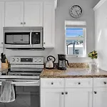 Stunning 2Bd 1Ba Dream Beach House In Surfside