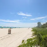 Castle 835 Oceanview Studio On Beach With Pool, Gym, Bars, And Free Parking