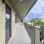 Comfort And Style 2 Bed 1 Bath 2 Min To The Beach!