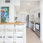 Comfort And Style 2 Bed 1 Bath 2 Min To The Beach!