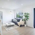 Comfort And Style 2 Bed 1 Bath 2 Min To The Beach!