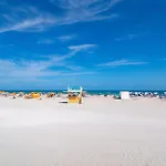 Ocean Drive Comfy Apt, W/2 Queen Beds By The Beach