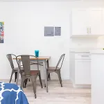 Ocean Drive Deco Apt W/2 Queen Beds, Steps 2 Beach