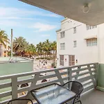 Balcony Deco Apt, W/2 Queenbeds, On Ocean Dr Beach