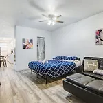Balcony Deco Apt, W/2 Queenbeds, On Ocean Dr Beach