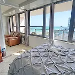 Oceanview Apartment On The Beach 123
