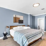 Ventur Loft 2-Story Beachfront With Ocean Views