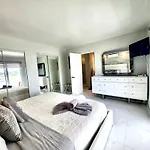 Luxurious Waterfront Apartment With Free Parking 5Min Drive To Miami Brach