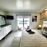 Luxurious Waterfront Apartment With Free Parking 5Min Drive To Miami Brach