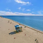Cozy Oceanfront Beach Service 917