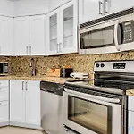 Beautiful 2 Bedroom Apartment Amazing Pool