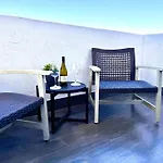 Homey Haven In Vibrant South Beach