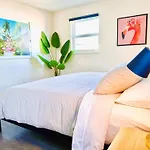 Homey Haven In Vibrant South Beach