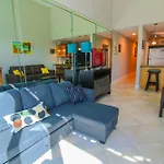 Castle B17 Contemporary Condo With Pool, Beach Access And Free Parking