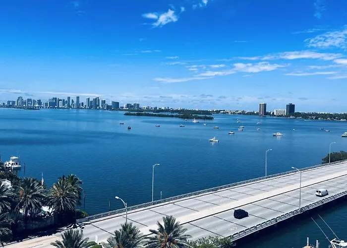 Top Floor Breathtaking View Of Miami Skyline, Pool And Free Parking