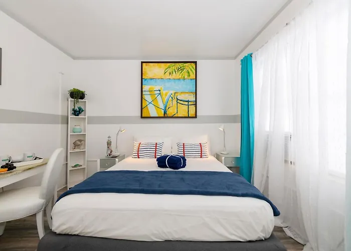 Miami Beach Suites & Bar