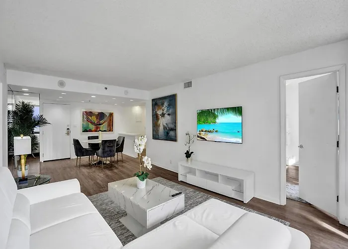 Adorable 2 Bedroom Condo Beach Service 605