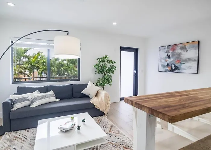 Comfort And Style 2 Bed 1 Bath 2 Min To The Beach!