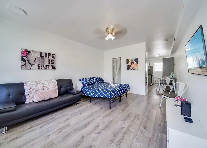 Deco Apt W/2 Queen Beds On Ocean Dr, South Beach