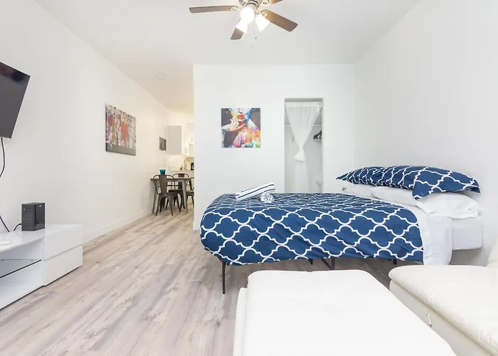 Ocean Drive Deco Apt W/2 Queen Beds, Steps 2 Beach