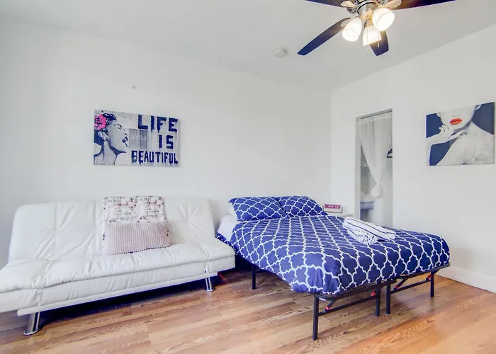 Stylish Ocean Dr Apt W/ 2 Queen Beds, Across Beach