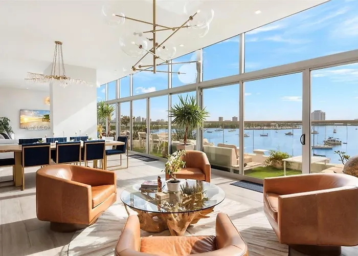 Spacious Corner Unit With Bay Views