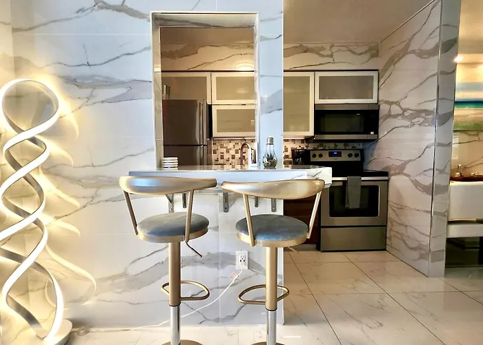 Luxurious Waterfront Apartment With Free Parking 5Min Drive To Miami Brach