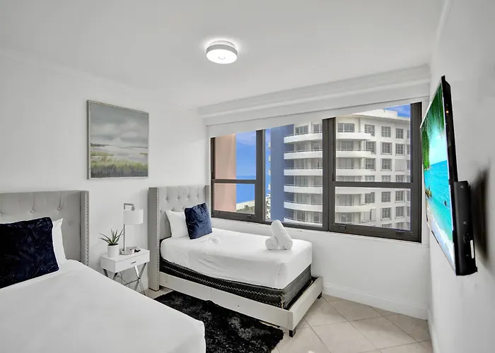 Spacious Ocean View Condo Beach Service 1507