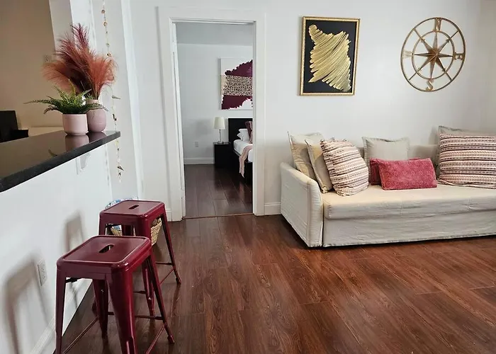 Great 1Bedroom Renovated 1 Minute From The Beach