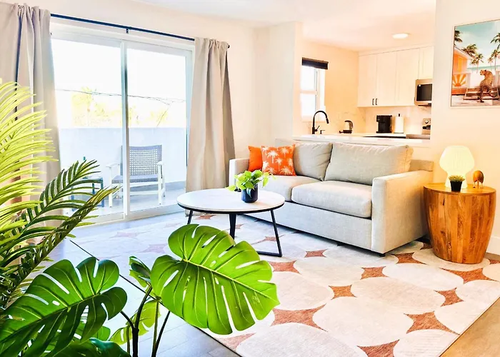 Homey Haven In Vibrant South Beach