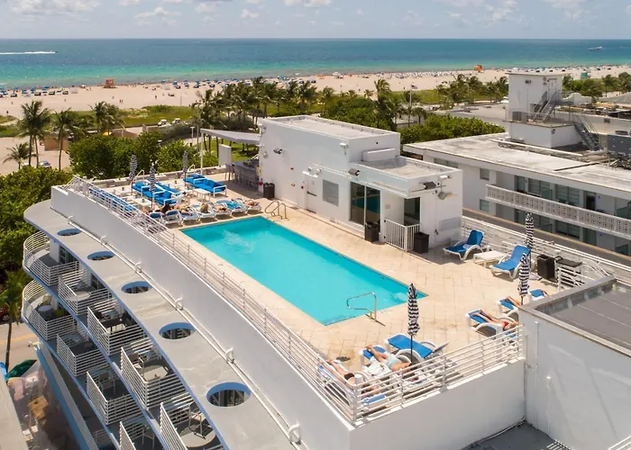 Ocean Drive Apartments With Rooftop Pool, South Beach, Miami