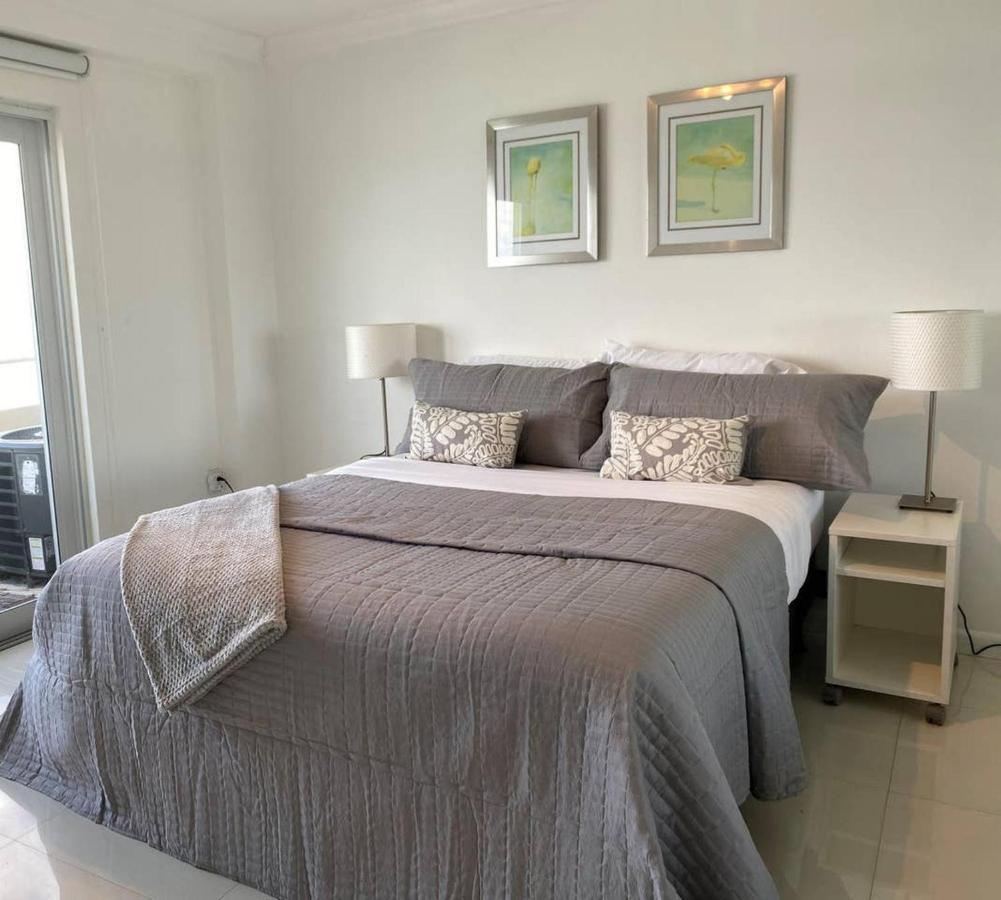 Top Floor Breathtaking View Of Miami Skyline, Pool And Free Parking Holiday home Miami Beach