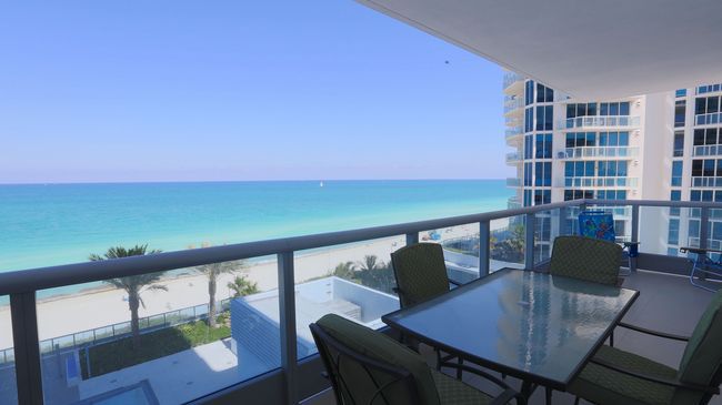 Pelican Furnished In Monte Carlo Miami Hotel