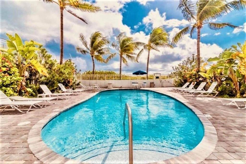 Apartment Ocean Front Pads---south *