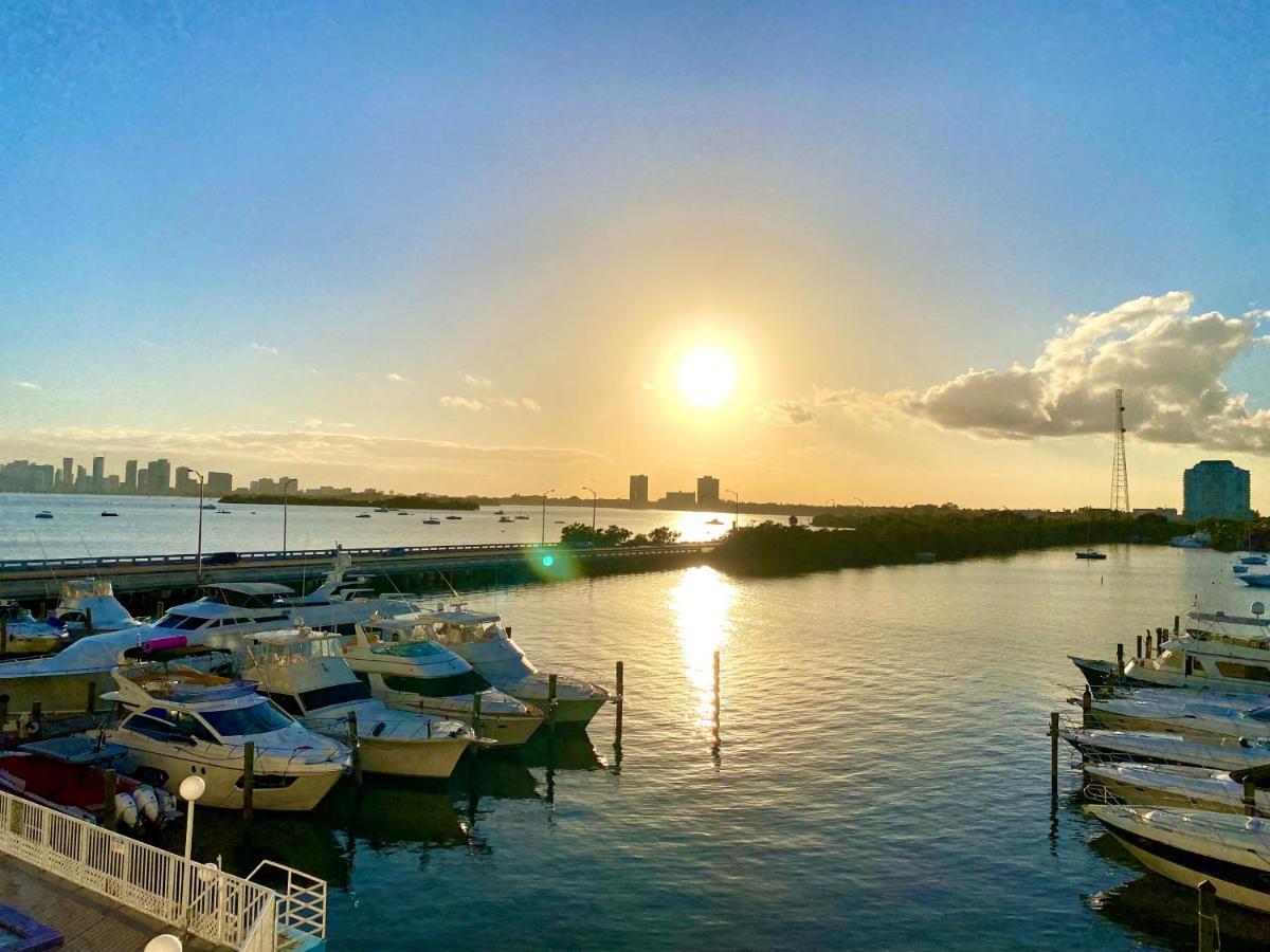 Modern Waterfront With Miami Skyline View, Free Parking 5 Mins Drive To Miami *