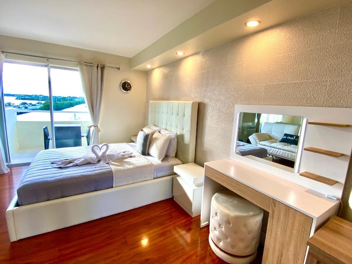 Modern Waterfront With Miami Skyline View, Free Parking 5 Mins Drive To Miami Apartment