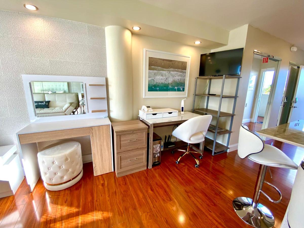 Modern Waterfront With Miami Skyline View, Free Parking 5 Mins Drive To Miami Apartment *