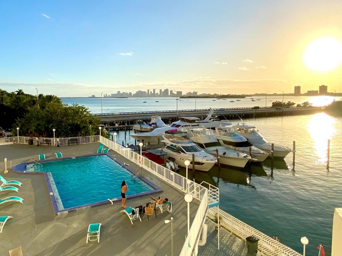 Modern Waterfront With Miami Skyline View, Free Parking 5 Mins Drive To Miami Apartment Miami Beach
