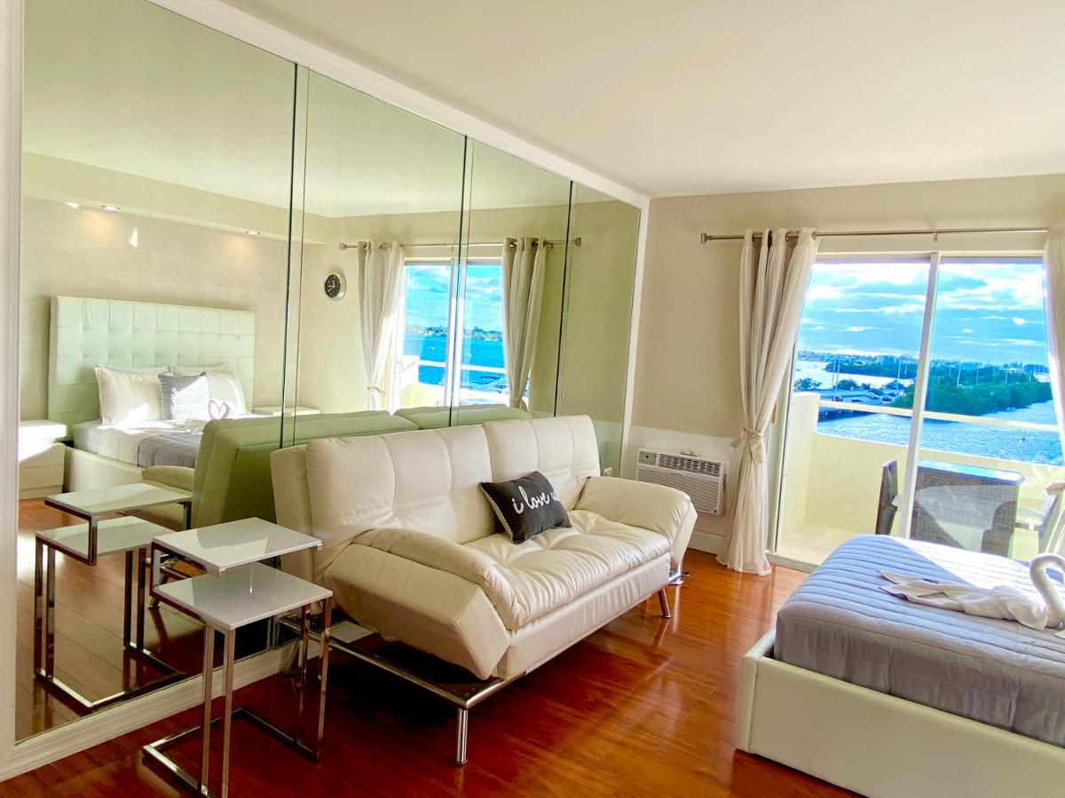 Modern Waterfront With Miami Skyline View, Free Parking 5 Mins Drive To Miami Apartment