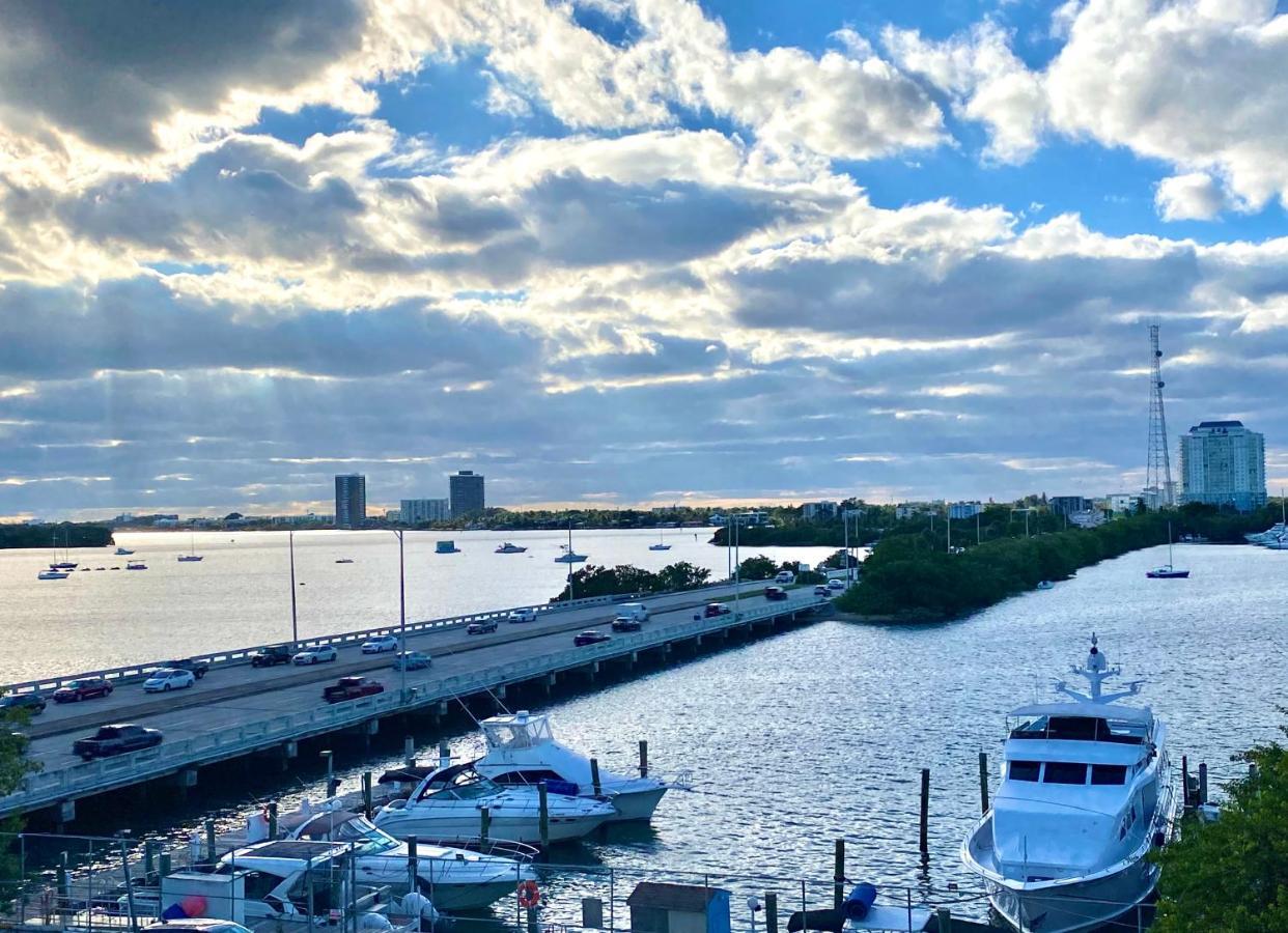 Apartment Modern Waterfront With Miami Skyline View, Free Parking 5 Mins Drive To Miami