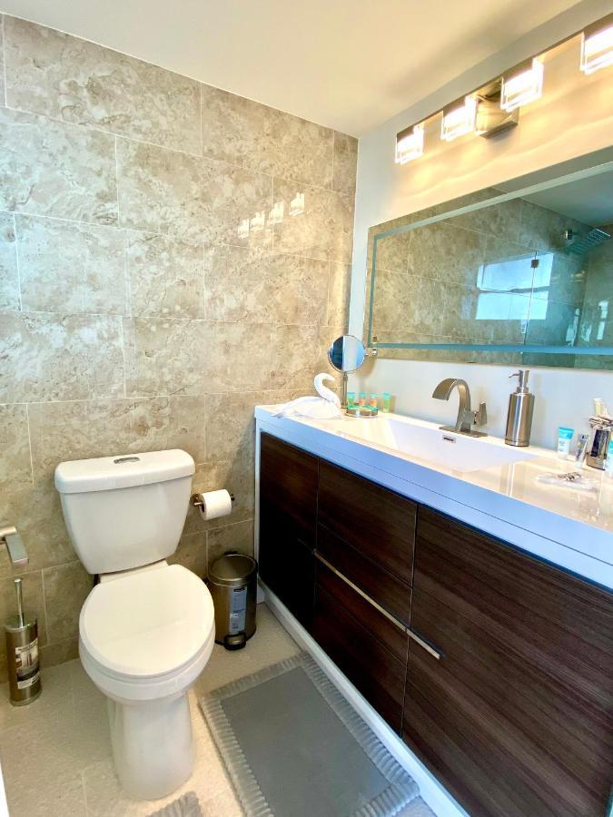 Modern Waterfront With Miami Skyline View, Free Parking 5 Mins Drive To Miami Apartment
