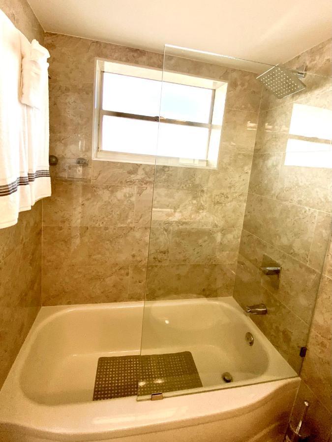 Apartment Modern Waterfront With Miami Skyline View, Free Parking 5 Mins Drive To Miami