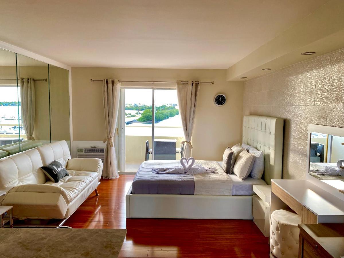 Modern Waterfront With Miami Skyline View, Free Parking 5 Mins Drive To Miami Apartment