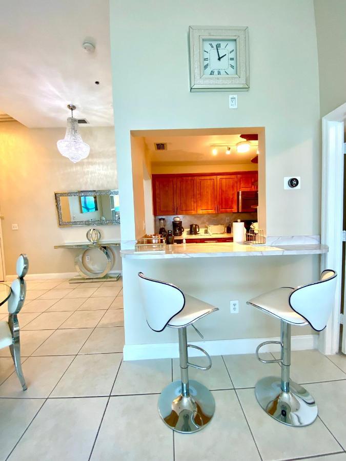 Apartment Large Luxurious Direct Ocean Front Penthouse Or Deluxe One Bedroom Ocean Front Condo-free Parking Miami Beach