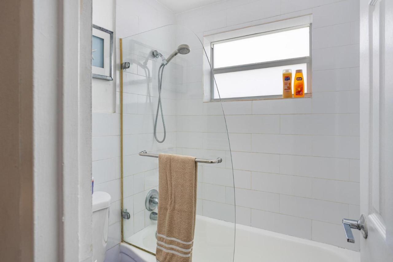 Top Floor Breathtaking View Of Miami Skyline, Pool And Free Parking Holiday home Miami Beach