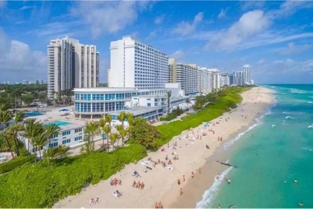 Modern In Miami Aparthotel