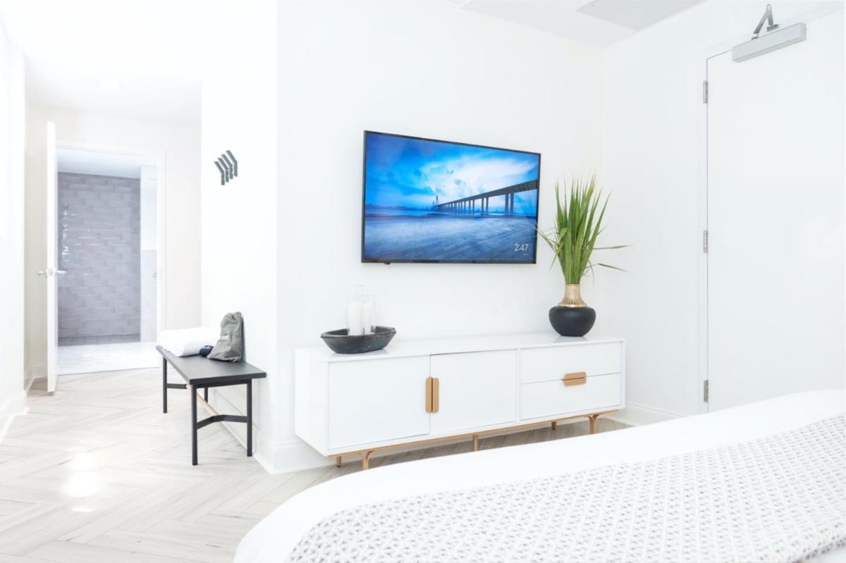 Collins Hotel 3*