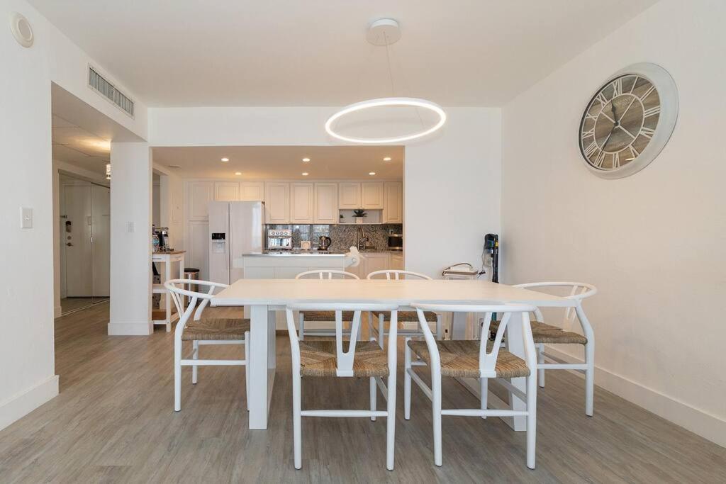Apartment Stunning & Spacious Resort-style Across From Beach! Miami Beach