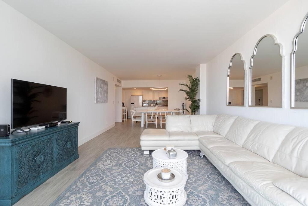 Apartment Stunning & Spacious Resort-style Across From Beach!