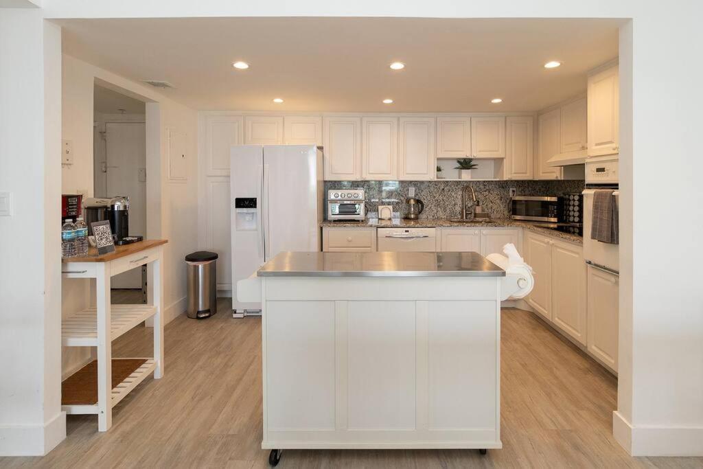 Stunning & Spacious Resort-style Across From Beach! Apartment *